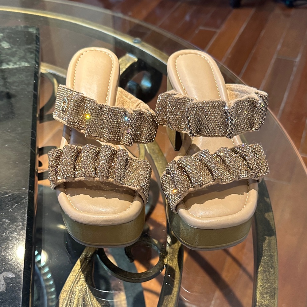 Carmen Steffens Gold platform